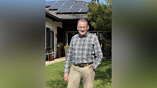 Jakob Sand im Garten seines Hauses in Niederaichbach.