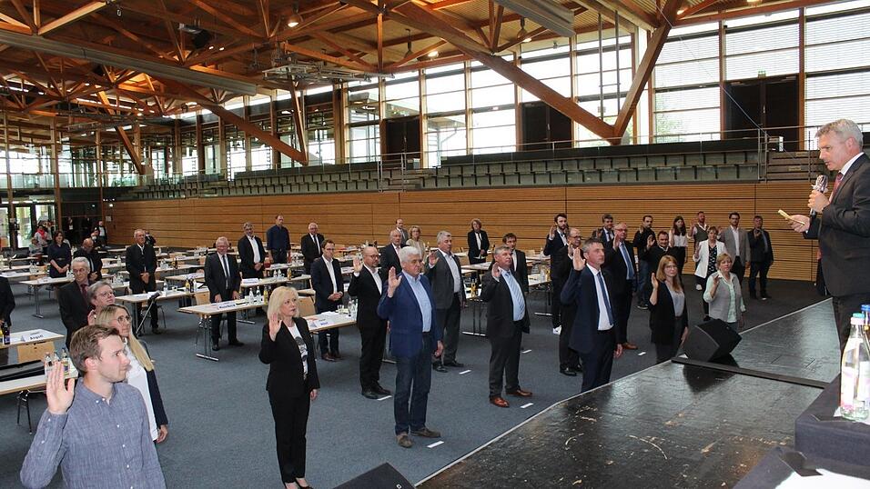 Anfang Mai wurde Stefan (links) durch Landrat Peter Dreier (auf der Bühne) auch als Kreisrat vereidigt. Anfang Mai wurde Stefan (links) durch Landrat Peter Dreier (auf der Bühne) auch als Kreisrat vereidigt.