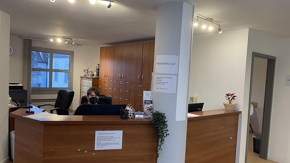 So leer wie hier in der Praxis von Ren&eacute; Jones sind die Bereiche vor der Rezeption ins Ostbayerns Arztpraxen derzeit nur selten. Der Appell der &Auml;rzte: Patienten mit Symptomen sollen weiterhin eine Maske tragen.