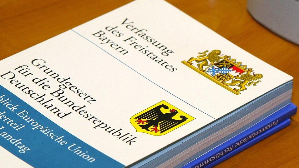 In der Regel kann die Bayerische Verfassung nur mit einem Volksentscheid ge&auml;ndert werden. (Archiv)