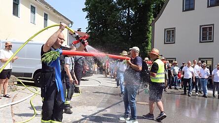 In Welchenberg wurde das Kerzenwachs von der Feuerwehr gek&uuml;hlt.