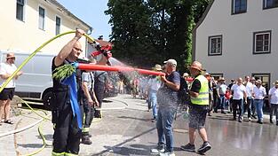 In Welchenberg wurde das Kerzenwachs von der Feuerwehr gekühlt. In Welchenberg wurde das Kerzenwachs von der Feuerwehr gekühlt.