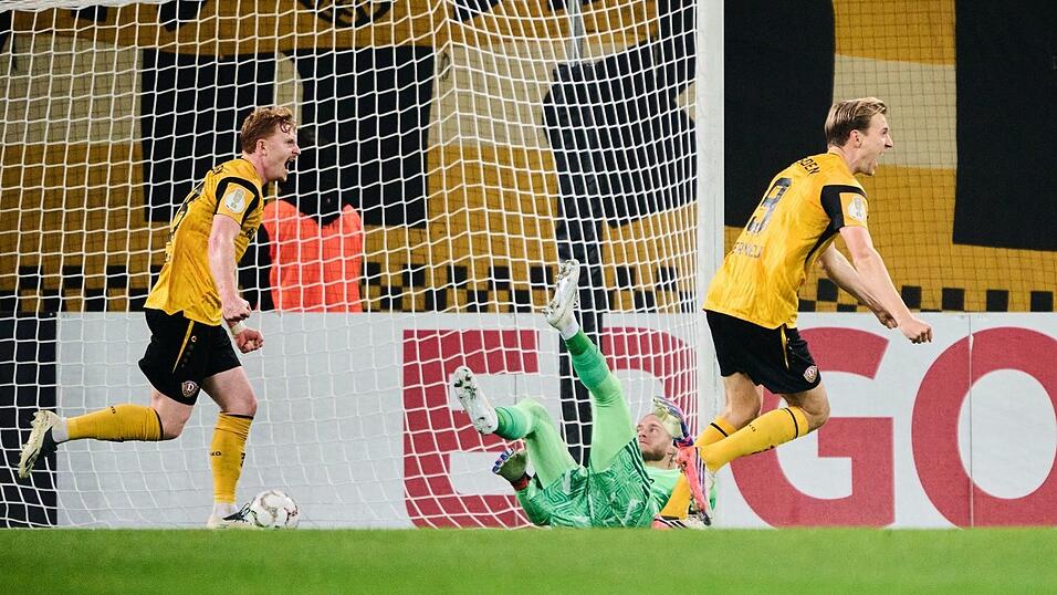 Schalkes Torwart Loris Karius (M) kann die 1:0-Führung von Dynamo Dresden nicht verhindern. Schalkes Torwart Loris Karius (M) kann die 1:0-Führung von Dynamo Dresden nicht verhindern.