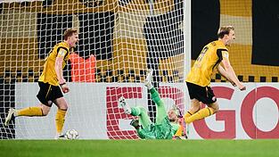 Schalkes Torwart Loris Karius (M) kann die 1:0-Führung von Dynamo Dresden nicht verhindern. Schalkes Torwart Loris Karius (M) kann die 1:0-Führung von Dynamo Dresden nicht verhindern.