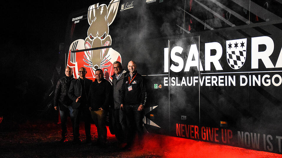 Manuel und Michael Grader, Thomas Atzberger, Markus Reicheneder und EVD-Vorstand J&uuml;rgen Ohr (von links) stolz vor dem neuen Vereinsbus.