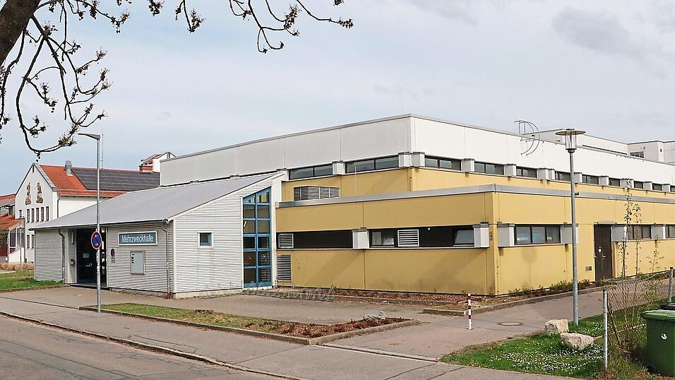 Verlängerte Galgenfrist dank Bürokratie: Die alte Mehrzweckhalle bleibt noch bis voraussichtlich Februar 2026 vor den Abrissbaggern verschont. Verlängerte Galgenfrist dank Bürokratie: Die alte Mehrzweckhalle bleibt noch bis voraussichtlich Februar 2026 vor den Abrissbaggern verschont.