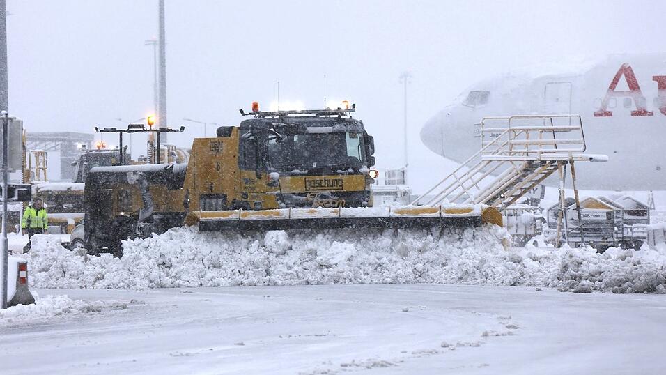 Starker Schneefall bremst den Verkehr am Flughafen Wien aus.