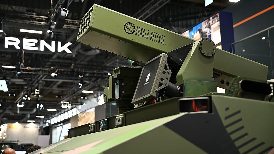 Das Kettenfahrzeug von Patria und Renk war bei der Eurosatory mit einem Anti-Drohnen-Waffensystem bestückt. Das Kettenfahrzeug von Patria und Renk war bei der Eurosatory mit einem Anti-Drohnen-Waffensystem bestückt.