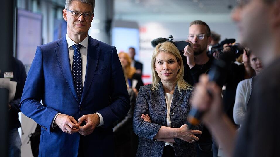 Bahnchefin Evelyn Palla und Verkehrsminister Patrick Schnieder haben das Konzept der Generalsanierungen von ihren Vorgängern übernommen. Zuletzt kündigten sie an, dass das Konzept auf den Prüfstand gestellt wird. Komplett verwerfen wollen sie es nicht. (Archivbild) Bahnchefin Evelyn Palla und Verkehrsminister Patrick Schnieder haben das Konzept der Generalsanierungen von ihren Vorgängern übernommen. Zuletzt kündigten sie an, dass das Konzept auf den Prüfstand gestellt wird. Komplett verwerfen wollen sie es nicht. (Archivbild)