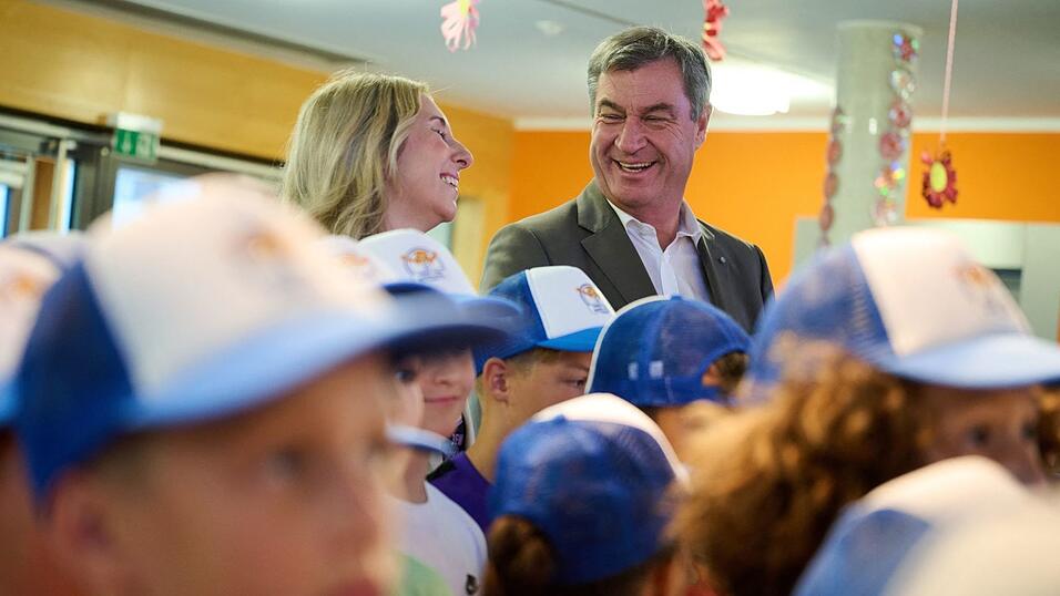 Grundschulkinder geben unter anderem Ministerpräsident Söder (CSU) Einblicke in ihren Schulalltag. Grundschulkinder geben unter anderem Ministerpräsident Söder (CSU) Einblicke in ihren Schulalltag.