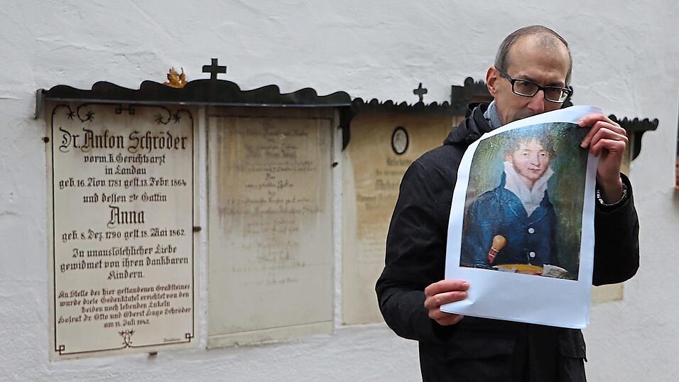 Der Mann hinter der Geschichte: Stadtarchivar Manfred Niedl zeigt die Fotokopie eines Gemäldes von Dr. Anton Schröder, der 1864 auf dem Friedhof Hl. Kreuz bestattet wurde. Der Mann hinter der Geschichte: Stadtarchivar Manfred Niedl zeigt die Fotokopie eines Gemäldes von Dr. Anton Schröder, der 1864 auf dem Friedhof Hl. Kreuz bestattet wurde.