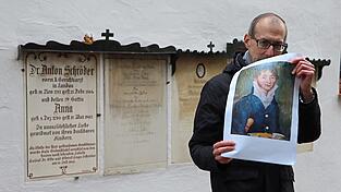 Der Mann hinter der Geschichte: Stadtarchivar Manfred Niedl zeigt die Fotokopie eines Gemäldes von Dr. Anton Schröder, der 1864 auf dem Friedhof Hl. Kreuz bestattet wurde. Der Mann hinter der Geschichte: Stadtarchivar Manfred Niedl zeigt die Fotokopie eines Gemäldes von Dr. Anton Schröder, der 1864 auf dem Friedhof Hl. Kreuz bestattet wurde.