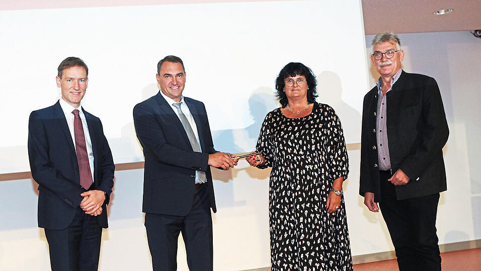 Symbolische Schlüsselübergabe von Bürgermeister Alfred Holzner an Konrektorin und kommissarische Schulleiterin Heidi Wargitsch. Regierungspräsident Rainer Haselbeck (l.) und Architekt Manfred Winkler gratulierten. Symbolische Schlüsselübergabe von Bürgermeister Alfred Holzner an Konrektorin und kommissarische Schulleiterin Heidi Wargitsch. Regierungspräsident Rainer Haselbeck (l.) und Architekt Manfred Winkler gratulierten.
