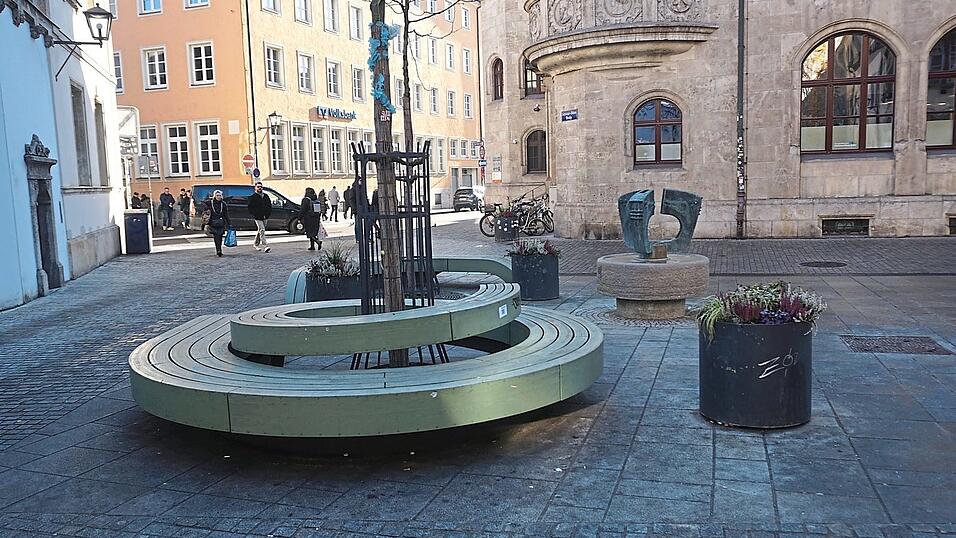 B&auml;nke, B&auml;ume und ein Brunnen finden sich am Ende der kleinen Gasse.
