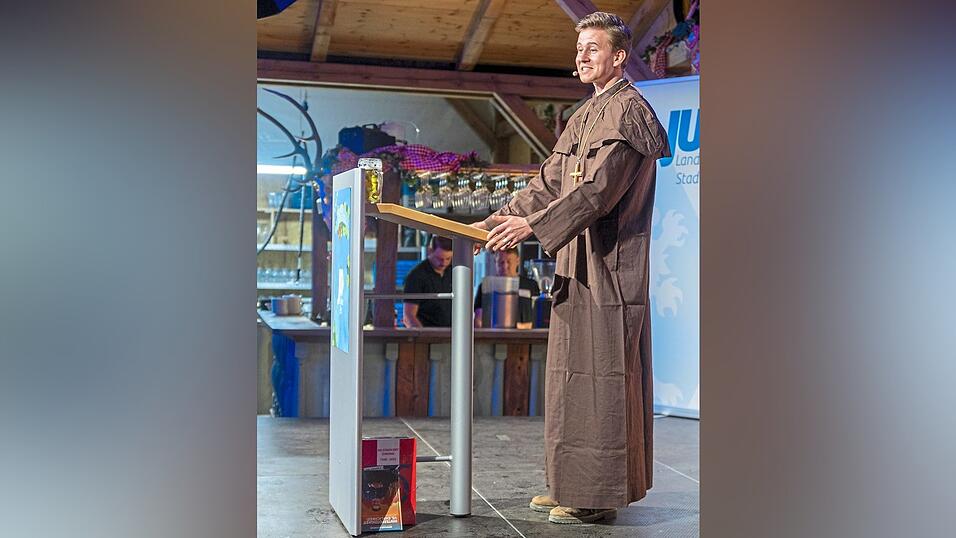 Johannes Alfery als Bruder Barnabas beim Starkbierfest der Jungen Union (hier in „Sophies Alm“). Die nächste Auflage findet 2026 vor der Kommunalwahl statt. Die Bühne im Widmann-Zelt ist ein gewaltiger Sprung. Johannes Alfery als Bruder Barnabas beim Starkbierfest der Jungen Union (hier in „Sophies Alm“). Die nächste Auflage findet 2026 vor der Kommunalwahl statt. Die Bühne im Widmann-Zelt ist ein gewaltiger Sprung.