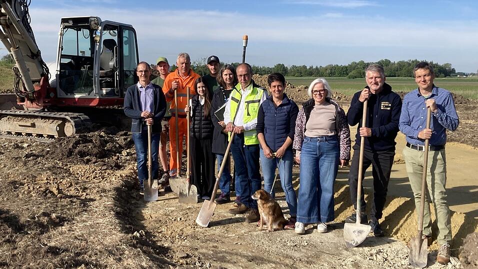 Werner Glück (Örtlich Beauftragter TG Ganacker, v. l.), Vertreter der Baufirma Huber, Bernhard Santner (Bauhofleiter), Hannah Werner (Bauamt Gemeinde Pilsting), weiterer Vertreter der Baufirma Huber, Angela Kirschner-Eschlwech (Landschaftsplanerin), Martin Hiergeist (Bürgermeister), Astrid Strähuber (Radfahrerverein), Gaby Müller (Gemeinderätin), Christian Müller (Radfahrerverein Mountainbikegruppe) und Franz Fraitzl (Amt für ländliche Entwicklung) beim symbolischen Spatenstich. Werner Glück (Örtlich Beauftragter TG Ganacker, v. l.), Vertreter der Baufirma Huber, Bernhard Santner (Bauhofleiter), Hannah Werner (Bauamt Gemeinde Pilsting), weiterer Vertreter der Baufirma Huber, Angela Kirschner-Eschlwech (Landschaftsplanerin), Martin Hiergeist (Bürgermeister), Astrid Strähuber (Radfahrerverein), Gaby Müller (Gemeinderätin), Christian Müller (Radfahrerverein Mountainbikegruppe) und Franz Fraitzl (Amt für ländliche Entwicklung) beim symbolischen Spatenstich.