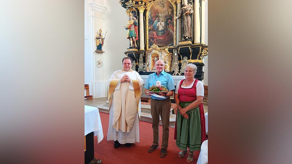 Chorleiter Georg Neeß erhielt zum Dank eine Kerze mit den drei Mettenbacher Kirchen. Chorleiter Georg Neeß erhielt zum Dank eine Kerze mit den drei Mettenbacher Kirchen.