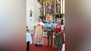 Chorleiter Georg Neeß erhielt zum Dank eine Kerze mit den drei Mettenbacher Kirchen.