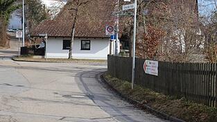 Die Kreuzung vor den Siedlungen Schwarzer Helm und Reitfeld. Entlang des Holzzauns, der den Weiher umgibt, soll der Gehweg verlaufen - von der Siedlungseinfahrt (rechts hinten) bis zur Bushaltestelle Reitfeld. Noch in diesem Jahr sollen die Arbeiten starten.