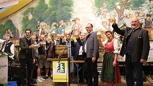 O’zapft is! Und Prost! Bürgermeister Hans Greil wünscht den Besuchern ein „wunderschönes, friedliches Fest 2026“ O’zapft is! Und Prost! Bürgermeister Hans Greil wünscht den Besuchern ein „wunderschönes, friedliches Fest 2026“