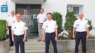 Die offizielle Amtseinführung mit (von links) Polizeipräsident Manfred Jahn, Polizeivizepräsident Manfred Gigler, dem Leiter der Polizeiverwaltung, Harald Doblinger, dem bisherigen Dienststellenleiter Simon Meindl, Personalratsvorsitzendem Martin Lehner und dem neuen Leiter der Polizeiinspektion, Thomas Strobl. Die offizielle Amtseinführung mit (von links) Polizeipräsident Manfred Jahn, Polizeivizepräsident Manfred Gigler, dem Leiter der Polizeiverwaltung, Harald Doblinger, dem bisherigen Dienststellenleiter Simon Meindl, Personalratsvorsitzendem Martin Lehner und dem neuen Leiter der Polizeiinspektion, Thomas Strobl.