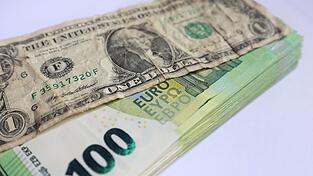 Der Dollar ist globale Reservewährung. Doch US-Präsident Donald Trumps Wirtschafts- und Finanzpolitik verunsichert die Kapitalmärkte. In den vergangenen Monaten hat die US-Währung im Vergleich zum Euro kräftig an Wert verloren. (Symbolbild)