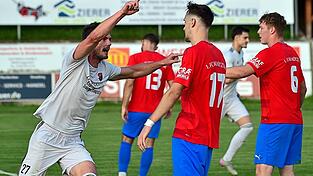 Patrick Pfisterer bejubelt das 1:0 für den TSV Seebach im Heimspiel gegen den 1. FC Bad Kötzting. Da war noch alles drin für die Rotblauen.