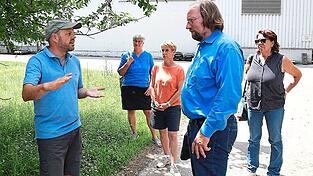 Anton Hofreiter (2.v.r.) lässt sich von Uli Bader (l.) seinen Hof und seine Sorgen erklären. Anton Hofreiter (2.v.r.) lässt sich von Uli Bader (l.) seinen Hof und seine Sorgen erklären.