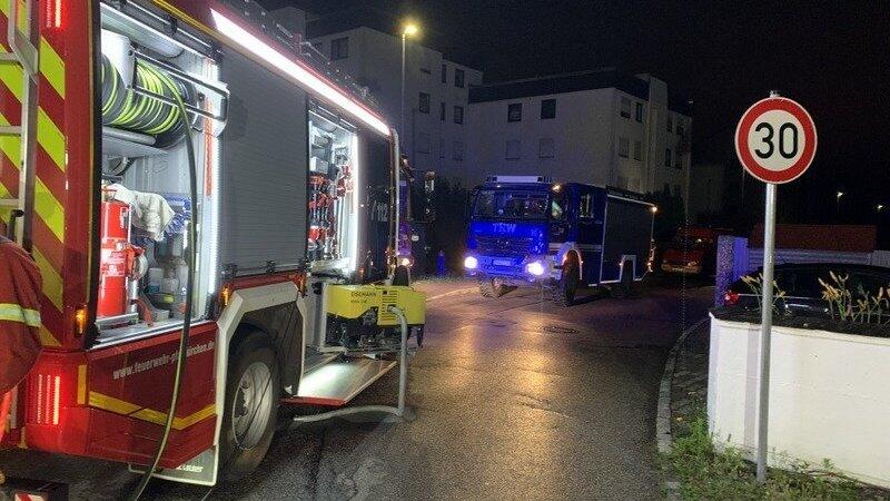 Der nicht angemeldete Audi blieb in einem Wohnhaus stecken, nachdem der Fahrer von der Straße abkam. Der nicht angemeldete Audi blieb in einem Wohnhaus stecken, nachdem der Fahrer von der Straße abkam.