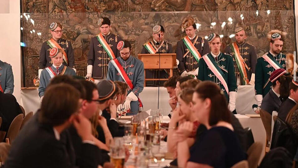 Bei einem Stiftungsfest der Tuisconia, also ihrer Geburtstagsfeier, werden auch befreundete Verbindungen eingeladen. Sie tragen andere Farben, so wie hier Rot und Weiß.