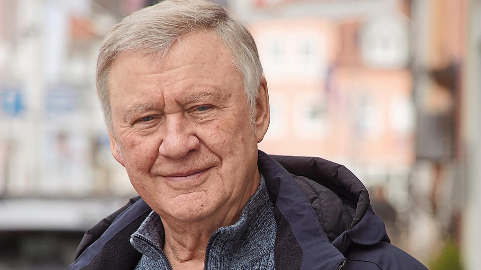 Autor Rolf Peter Sloet in der W&ouml;rther Innenstadt. In seinem neuen Werk geht es ordentlich zur Sache.