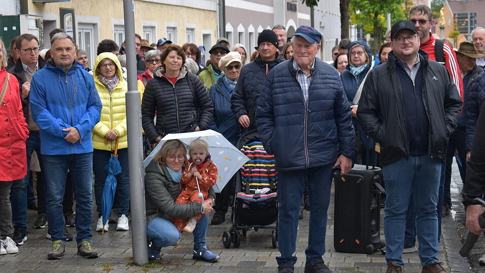 Viele Interessierte fanden sich trotz des tr&uuml;ben Wetters zur historischen Marktf&uuml;hrung ein.