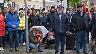 Viele Interessierte fanden sich trotz des trüben Wetters zur historischen Marktführung ein. Viele Interessierte fanden sich trotz des trüben Wetters zur historischen Marktführung ein.