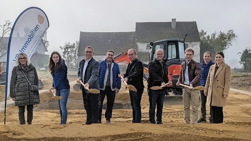Zum Spatenstich versammelten sich die Projektbeteiligten auf dem Areal: Architektin Helga Stierstorfer (v. l.), Bauleiterin Regina Steinberger, Geschäftsführer Martin Able, Vorstand Thorsten Wallner, Bürgermeister Martin Hiergeist, Baumeister Konrad Hellerer, Geschäftsleiter Christoph Hofmeister, Bauleiter Robert Weidlich und Bauamtsleiterin Veronika Kellner. Zum Spatenstich versammelten sich die Projektbeteiligten auf dem Areal: Architektin Helga Stierstorfer (v. l.), Bauleiterin Regina Steinberger, Geschäftsführer Martin Able, Vorstand Thorsten Wallner, Bürgermeister Martin Hiergeist, Baumeister Konrad Hellerer, Geschäftsleiter Christoph Hofmeister, Bauleiter Robert Weidlich und Bauamtsleiterin Veronika Kellner.