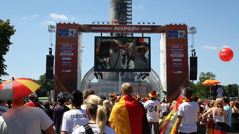 Christian Fertl war am Sonntag auf der Fanmeile in Berlin und erlebte dort das Achtelfinale gegen England auf Gro&szlig;leinwand.
