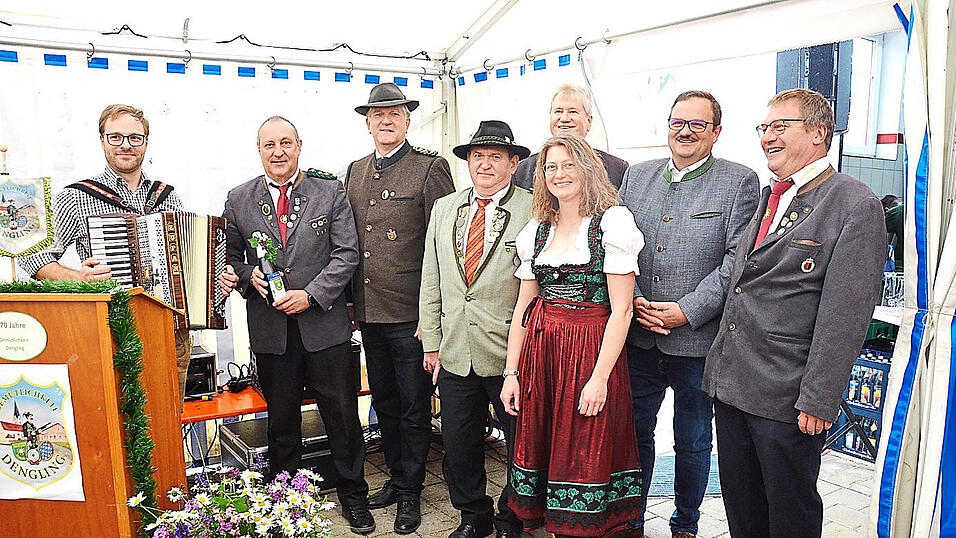 Die vier Vorsitzenden von Gem&uuml;tlichkeit mit den Ehreng&auml;sten, B&uuml;rgermeister Reinhard Knott (Zweiter von rechts), Gausch&uuml;tzenmeister Alexander Schuster (Dritter von links) und Sektionssch&uuml;tzenmeister Hubert R&ouml;sch (Vierter von links) sowie Musiker Ludwig Gr&uuml;nner.