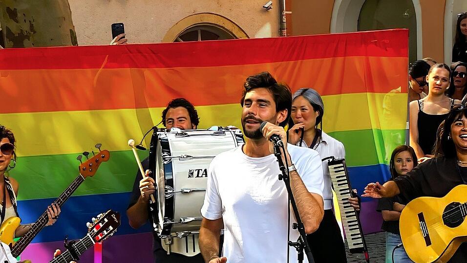 &Aacute;lvaro Soler hautnah beim Stra&szlig;en-Gig in der Oberm&uuml;nsterstra&szlig;e.