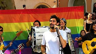 Álvaro Soler hautnah beim Straßen-Gig in der Obermünsterstraße. Álvaro Soler hautnah beim Straßen-Gig in der Obermünsterstraße.