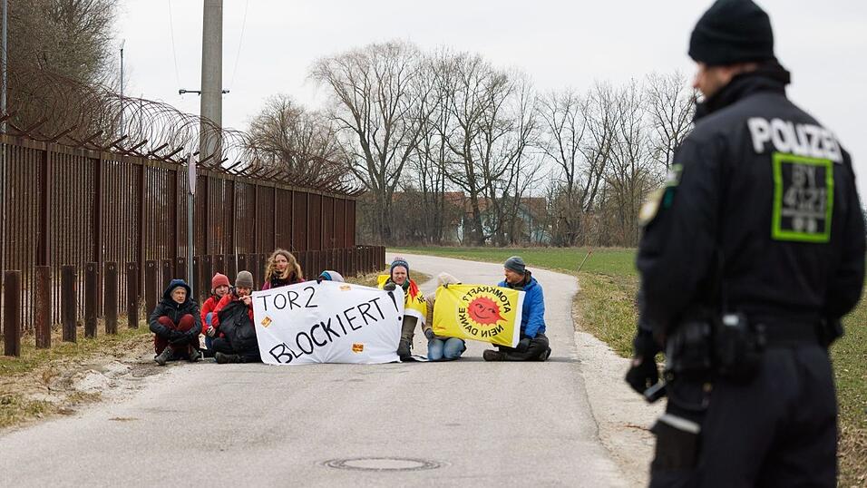 Aktivisten der Initiative 'Runterfahren' demonstrieren vor dem Atomkraftwerk Isar 2. Aktivisten der Initiative 'Runterfahren' demonstrieren vor dem Atomkraftwerk Isar 2.