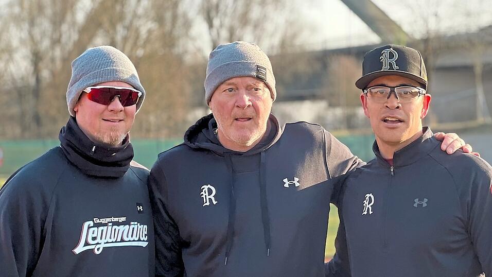 Vorfreude auf den Saisonstart: regensburgs Chefcoach Martin Helmig (Mi.) mit Assistent Daniel Husband (li.) und Spieler-Urgestein Matt Vance.