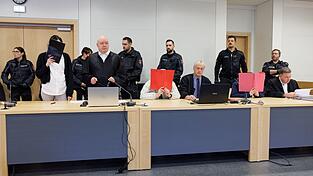 Drei Männer und eine Frau sind vor dem Landgericht Osnabrück zu mehrjährigen Haftstrafen verurteilt worden, weil sie eine 17-Jährige gefesselt, lebensgefährlich verletzt und bewusstlos in die Ems geworfen haben. (Archivfoto)