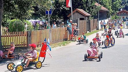 Der bunte Korso führte durch das Dorf.