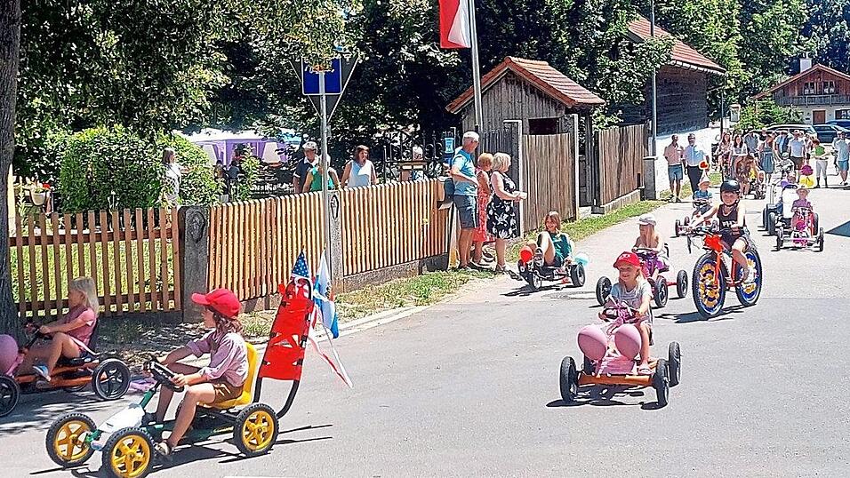 Der bunte Korso führte durch das Dorf.