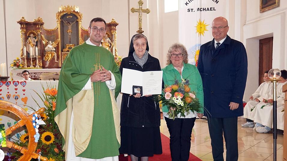 Anlässlich ihres 40-jährigen Wirkens als Leiterin des Schierlinger Kindergartens St. Michael wurde Schwester Rosina Ernst von Bischof Voderholzer mit der Bischof-Johann-Michael-von-Sailer-Medaille geehrt, die Pfarrer Bernhard Pastötter überreichte, und zu der Pfarrgemeinderatsvorsitzende Christiane Banse und Bürgermeister Christian Kiendl gratulierten.