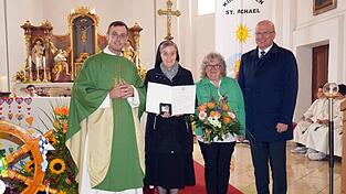 Anlässlich ihres 40-jährigen Wirkens als Leiterin des Schierlinger Kindergartens St. Michael wurde Schwester Rosina Ernst von Bischof Voderholzer mit der Bischof-Johann-Michael-von-Sailer-Medaille geehrt, die Pfarrer Bernhard Pastötter überreichte, und zu der Pfarrgemeinderatsvorsitzende Christiane Banse und Bürgermeister Christian Kiendl gratulierten.