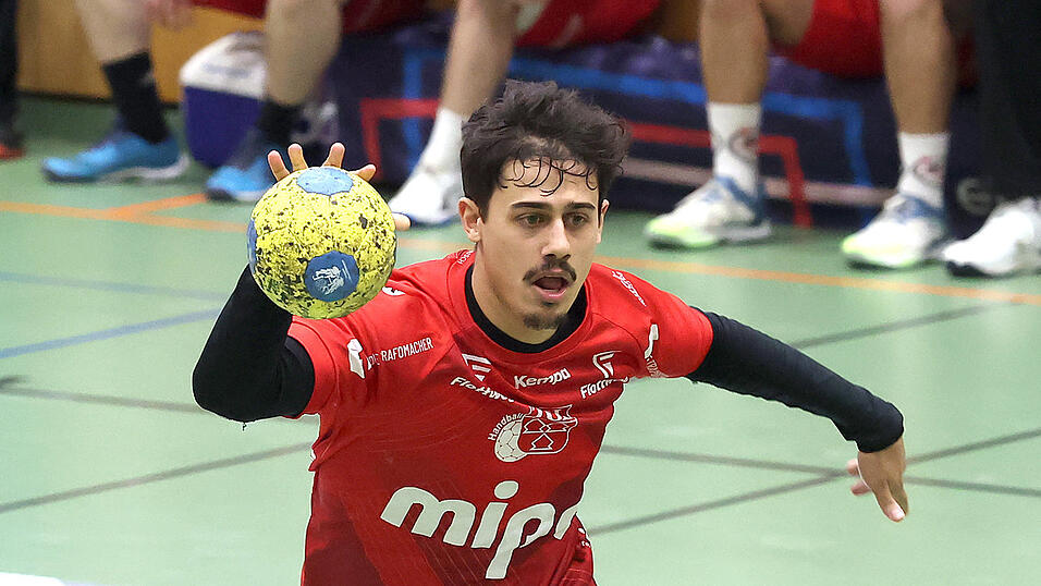 Nach dem Seitenwechsel gleich voll da: Der Landshuter Guilherme Lima Vieira Rodrigues da Cruz markierte binnen 36 Sekunden zwei „Buden“ und erhöhte damit auf 21:11. Nach dem Seitenwechsel gleich voll da: Der Landshuter Guilherme Lima Vieira Rodrigues da Cruz markierte binnen 36 Sekunden zwei „Buden“ und erhöhte damit auf 21:11.