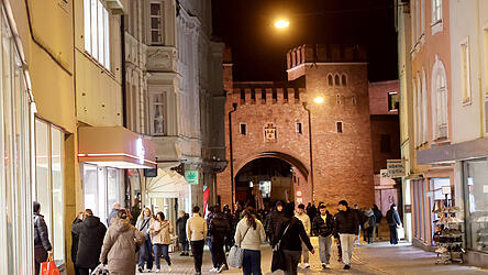 Viele Besucher trotzten am Freitagabend den kalten Temperaturen und lie&szlig;en sich die besonderen Rabatte und Aktionen beim &bdquo;Late Night Shopping&ldquo; nicht entgehen.