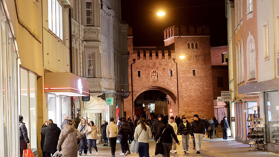 Viele Besucher trotzten am Freitagabend den kalten Temperaturen und ließen sich die besonderen Rabatte und Aktionen beim „Late Night Shopping“ nicht entgehen. Viele Besucher trotzten am Freitagabend den kalten Temperaturen und ließen sich die besonderen Rabatte und Aktionen beim „Late Night Shopping“ nicht entgehen.