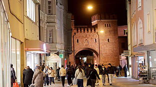 Viele Besucher trotzten am Freitagabend den kalten Temperaturen und lie&szlig;en sich die besonderen Rabatte und Aktionen beim &bdquo;Late Night Shopping&ldquo; nicht entgehen.
