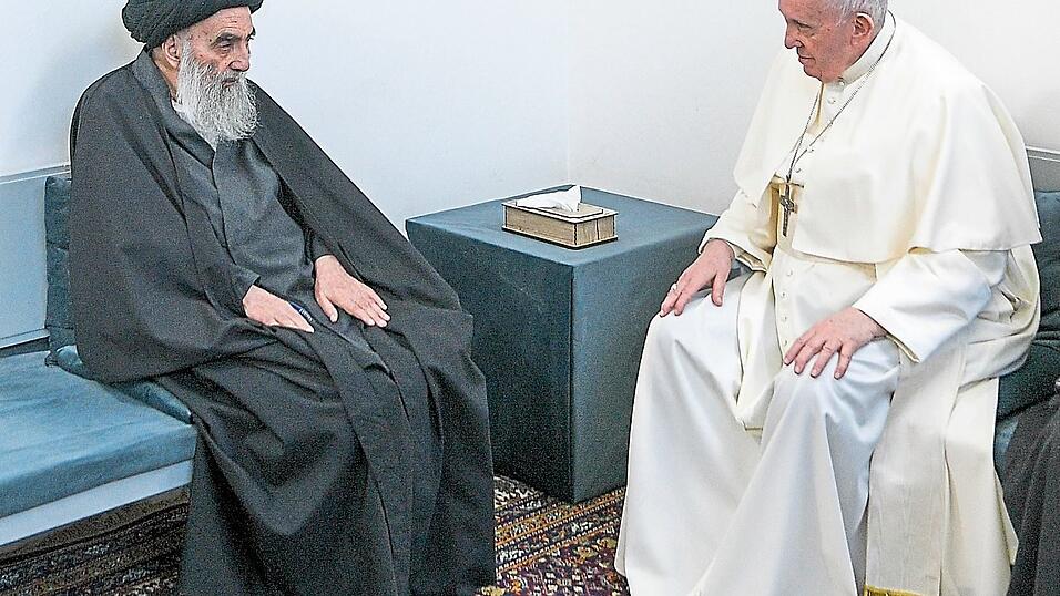Papst Franziskus (re.) unterhält sich während seiner Irak-Reise mit Großajatollah Ali al-Sistani, dem höchsten schiitischen Geistlichen im Irak. Papst Franziskus (re.) unterhält sich während seiner Irak-Reise mit Großajatollah Ali al-Sistani, dem höchsten schiitischen Geistlichen im Irak.